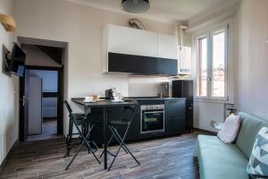 JOIVY Stylish Flat, 5-Minute Metro Trip to Centre