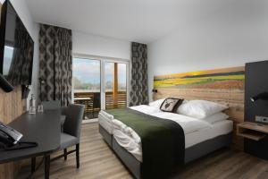 Double Room with Balcony room in Hotel Grohnder Fährhaus