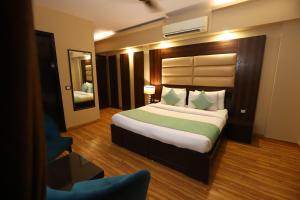 Hotel Palm Grand Naraina New Delhi - Couple Friendly Local IDs Accepted