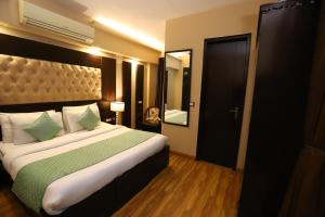 Hotel Palm Grand Naraina New Delhi - Couple Friendly Local IDs Accepted