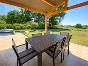 Villa moderne , neuve piscine jacuzzi .