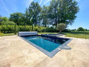Villa moderne , neuve piscine jacuzzi .