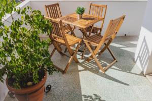 Lovely & bright renovated apt. w balcony in Lagos