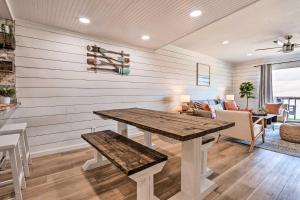 Chic Fort Walton Condo about 2 Blocks to Beach!