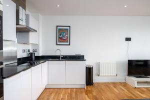 Stunning Riverside View Apartment, near Canary Wharf & O2