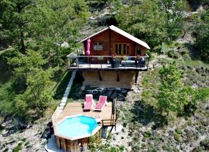 Chalet sur pilotis accès jacuzzi