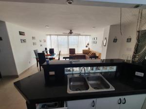 Acogedor apartamento con excelente vista al mar.