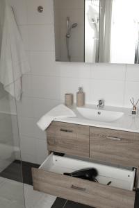 Fresh Apartment with Terrace + Free Parking