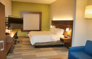 Standard King Room with Shower Bath room in Holiday Inn Express an IHG Hotel