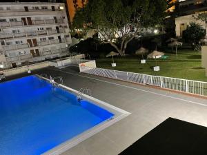 Apartamento totalmente reformado con piscina y jardines al lado de la playa de la Carihuela