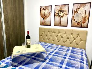 Apto no centro perto do Shopping com 2 Quartos de Casal ArCond WiFi 500megas HomeOffice e Garagem em Dourados