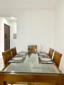 Apto aconchegante no centro perto do Shopping com 2 Quartos Casal ArCond WiFi 400M HomeOffice Cozinha Maq Lavar e Garagem em Dourados