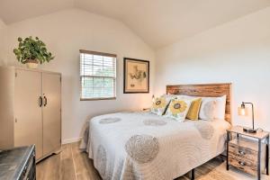 On-Site Pond and Fire Pit Montague Retreat!