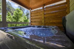 Convenient Romantic Hot Tub BBQ 3-night special!