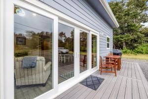 New Home- Minutes from Beach Foosball & Yard