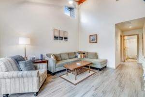 New Home- Minutes from Beach Foosball & Yard
