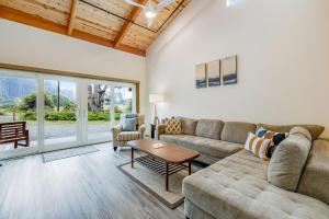 New Home- Minutes from Beach Foosball & Yard