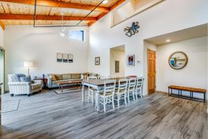 New Home- Minutes from Beach Foosball & Yard