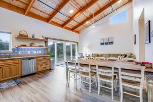 New Home- Minutes from Beach Foosball & Yard