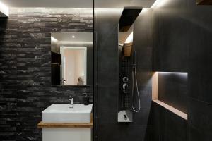 Central & Comfy apartment 2mins walking from metro