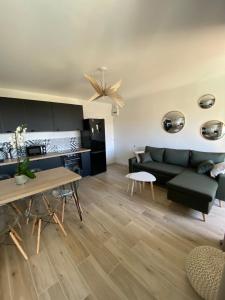 Ajaccio magnifique T2 40m2 centre ville vue mer au bord de la plage neuf 5 personnes Clim wifi balcon parking privé fermé