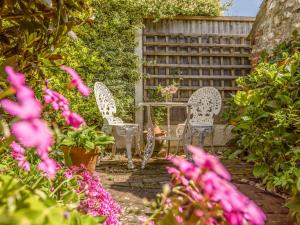 Pass the Keys Charming Apartment Attached To Thatched Cottage