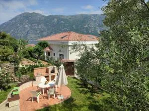 Holiday house in the Kotor Bay - Доньи-Столив