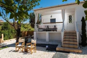 Grand Seaview Retreat - walk to the beach