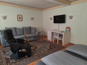 Alte Bahnhofstraße 12