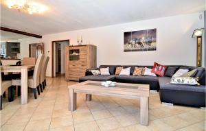 Maisons de vacances Amazing home in Saint Laurent la Vernede with Outdoor swimming pool, WiFi and 4 Bedrooms : photos des chambres