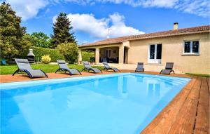 Maisons de vacances Amazing home in Saint Laurent la Vernede with Outdoor swimming pool, WiFi and 4 Bedrooms : photos des chambres