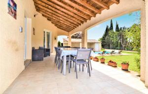 Maisons de vacances Amazing home in Saint Laurent la Vernede with Outdoor swimming pool, WiFi and 4 Bedrooms : photos des chambres