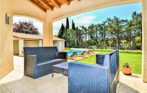 Maisons de vacances Amazing home in Saint Laurent la Vernede with Outdoor swimming pool, WiFi and 4 Bedrooms : photos des chambres