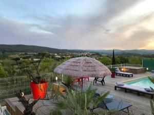 Havre de paix, vue pano, terrasse, piscine, nature.