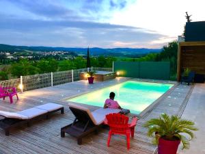 Havre de paix, vue pano, terrasse, piscine, nature.