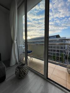 Aleje Jerozolimskie 11 19 - Darmowy parking - free parking - 1km do Dworca Centralnego, 850m stacja metra Nowy Świat