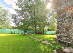 Mazurski Ogród - dom z ogrodem, kominkiem i wiatą biesiadną