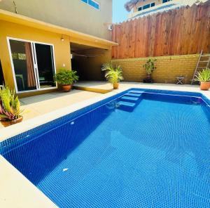 Bonobo House for 5 & Loft for 2- your best Puerto options!