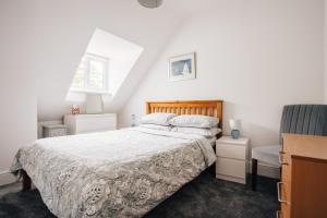 Private Two Bedroom Residence in Southbourne - Private Parking - Off the High Street - Minutes Away from the Beach