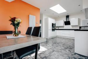 Private Two Bedroom Residence in Southbourne - Private Parking - Off the High Street - Minutes Away from the Beach