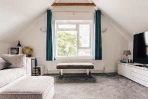 Private Two Bedroom Residence in Southbourne - Private Parking - Off the High Street - Minutes Away from the Beach