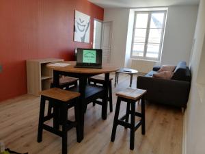 Appartements Gite Terracotta de Segre ✰ cuisine ✰ chambre (lit queen size) ✰ salon : photos des chambres