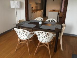 Appartements Grands Gites de charme avec jardin, lieu calme et paisible en plein coeur d'Arbois, linge inclu, lits faits a l'arrivee et menage en fin de sejour : photos des chambres