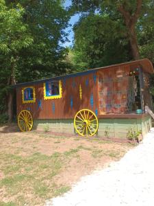 Sejours chez l'habitant Git'an Perigord Roulotte bella : photos des chambres