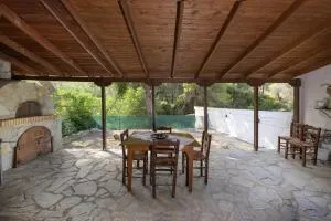 Marin Holiday - Dhaskalión