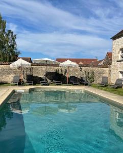 Villas La Closerie de Gigny Maison de Charme avec Piscine et Jacuzzi : Villa