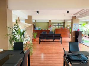 Red Palm Inn balcony room with Netflix