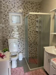 Blue Sky - jacuzzi & wine