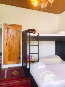 Floras Guesthouse The Fir Gate