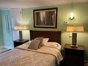 Queen Room room in Simmons Motel and Suites